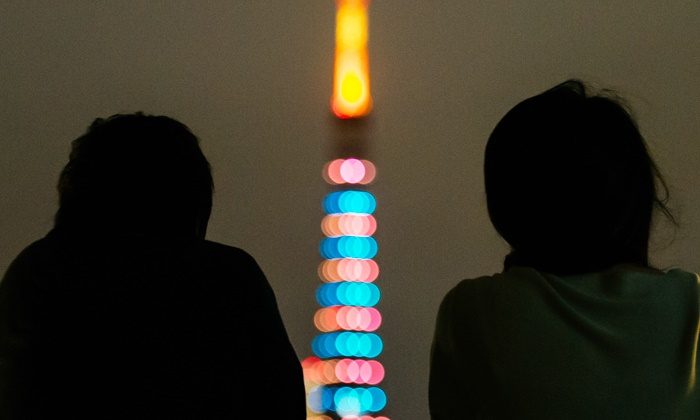 イルミネーションされた東京タワーを眺める参加者の写真